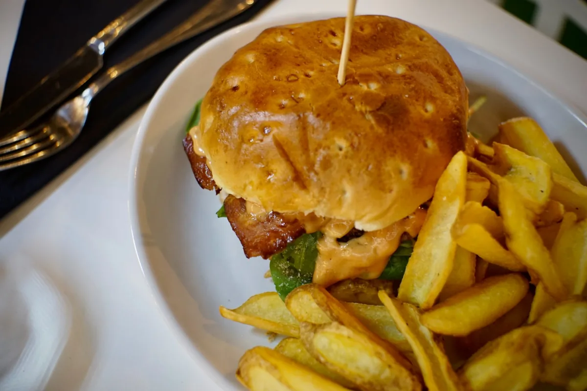 Hamburger gourmet con bacon e patatine fritte
