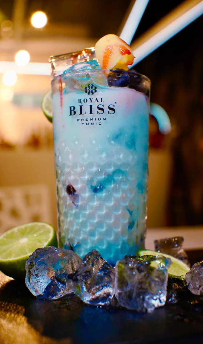 Cocktail fresco con ghiaccio, lime e frutti di bosco