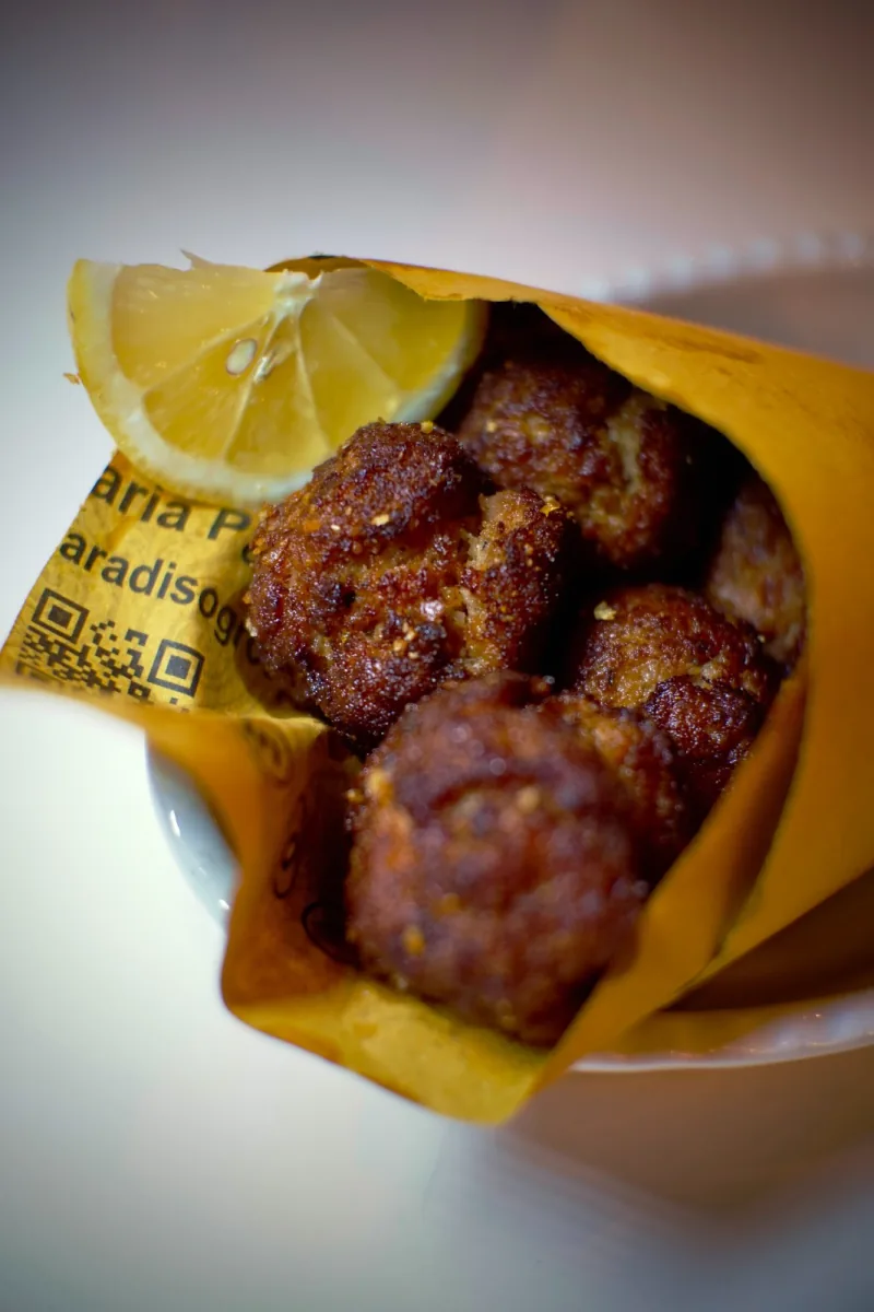 Fritto dorato servito nel cono con limone