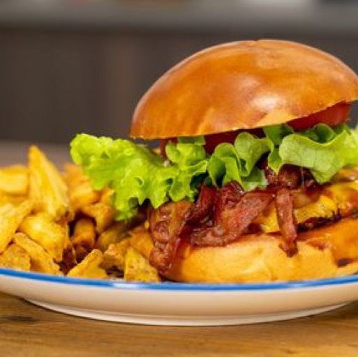 Bacon burgher con patatine fritte — Momento Lungotevere