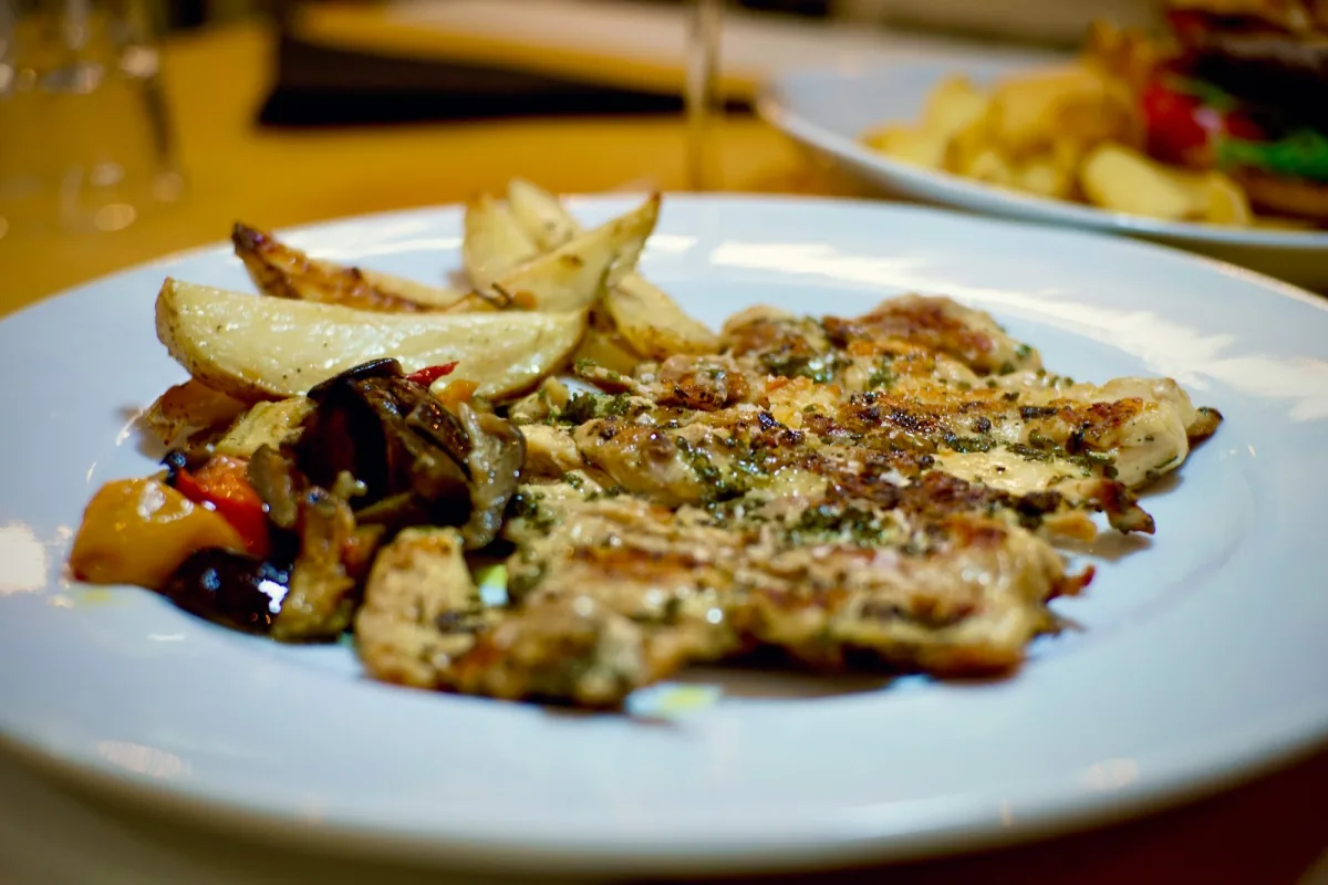 Scaloppine alle erbe con patate al forno e verdure grigliate