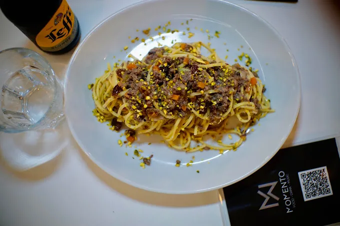 Spaghetti al ragù con granella di pistacchio