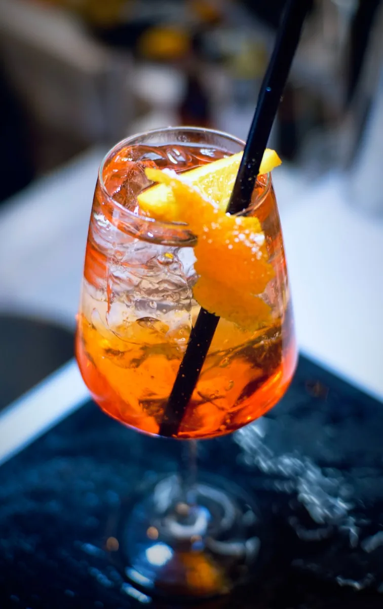 Spritz con fetta d'arancia al Momento Lungotevere