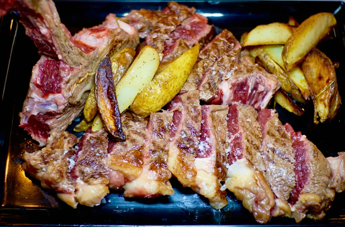Tagliata di manzo al sale con patate al forno